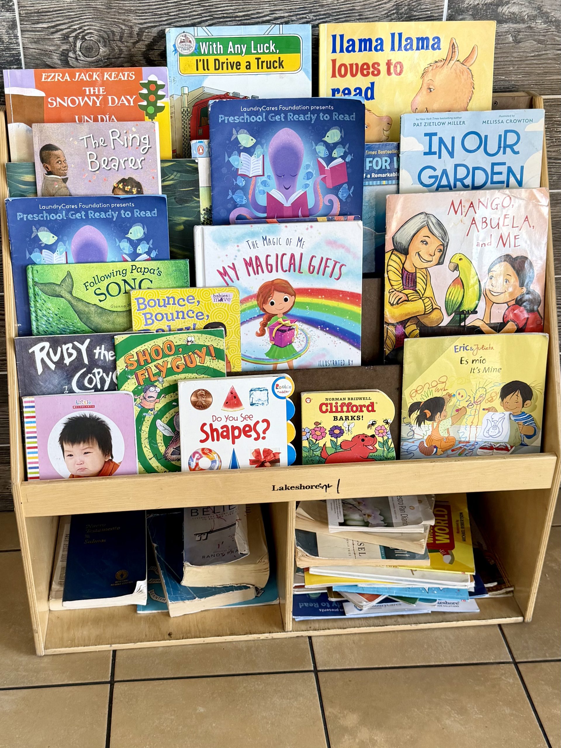 service-03 Free children's book nook for kids at Stellar Laundry Antioch